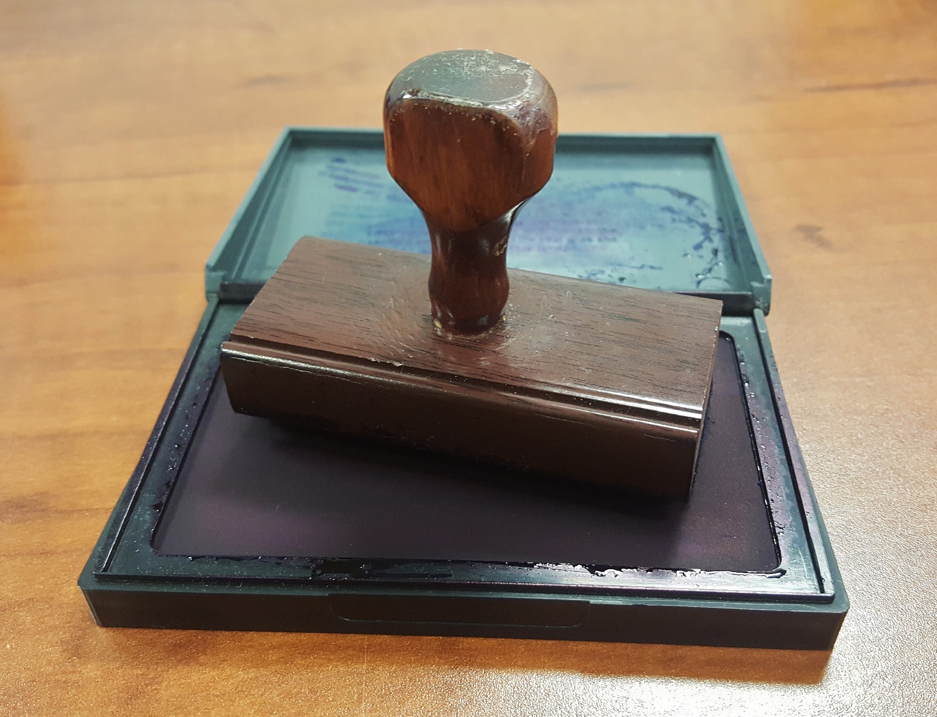 desk-table-wood-stamp-metal-office-617274-pxhere.com.jpg